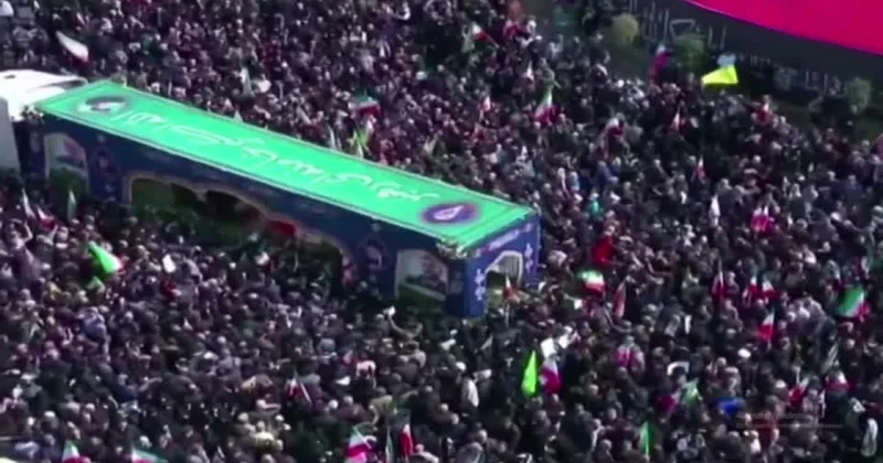 ABD İsrail saldırısında ölen Laricani ve İranlı denizciler için cenaze töreni düzenlendi