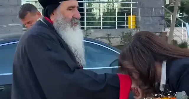 DEM li Belediye Başkanı ndan tepki çeken hareket: Başpiskoposun elini öptü VİDEO İZLE