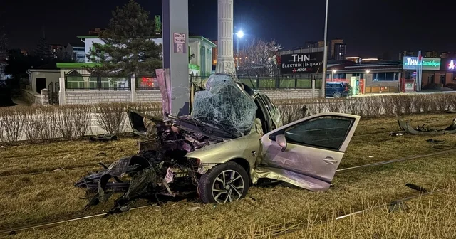 Tramvay yolundaki direğe çarpan otomobil kağıt gibi büküldü: 1 yaralı Otomobilin motoru tramvay yoluna fırladı Kayseri Haberleri