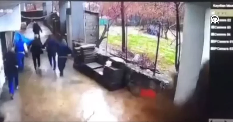 Şırnak ta selden vatandaşların son anda kurtulmaları güvenlik kamerasınca kaydedildi