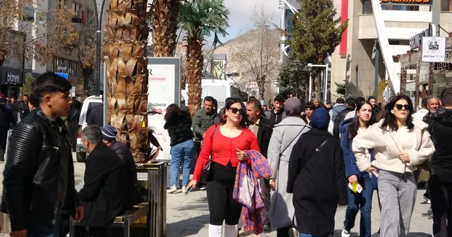 Van da bayram telaşı: Caddeler doldu taştı Araç trafiğine kapatılan Cumhuriyet Caddesi nde adım atacak yer kalmadı Van Haberleri