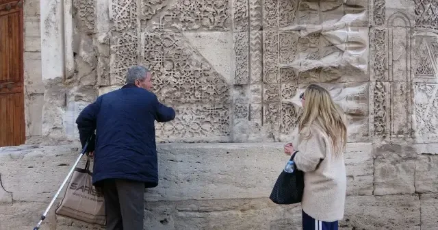 Sivas’ın Alaylı tarihçisi: Hem seyyar satıcılık yapıyor hem de gönüllü rehberlik hizmeti veriyor VİDEO İZLE
