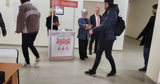 Kars ta Açık Kapı dan üniversite öğrencilerine yakın temas Kars Haberleri