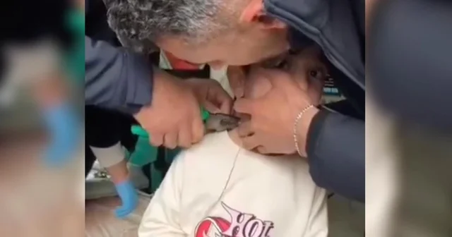 Bulduğu plastik kelepçeyi boynuna bağlayan Esat ı itfaiye kurtardı Adıyaman Haberleri