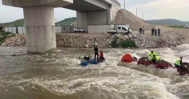 Dereyi traktörle geçmek isterken faciadan dönüldü: 10 işçi vinçle kurtarıldı Bursa Haberleri