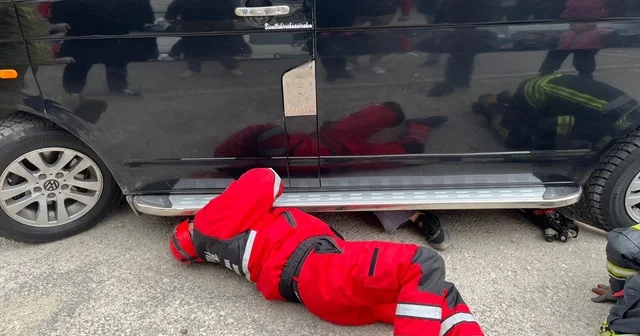 Sürücüsünün geri manevra yaptığı minibüsün çarptığı yaya yaralandı Bartın Haberleri