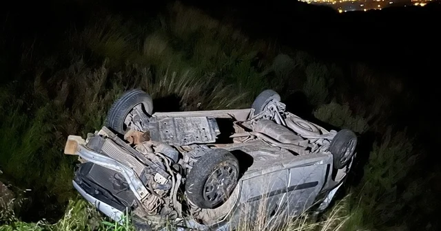 Hafif ticari araç, antik kent girişinde şarampole yuvarlandı: 2 yaralı Antalya Haberleri