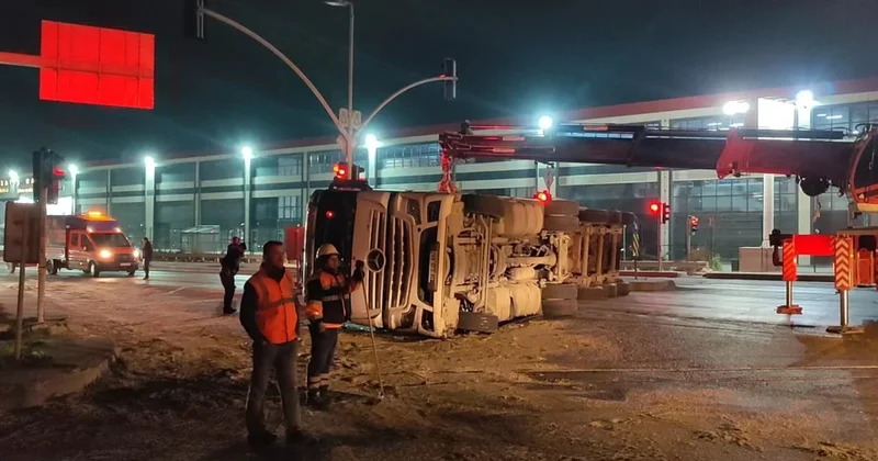 TIR devrildi, yol ulaşıma kapandı! Sözcü Gazetesi