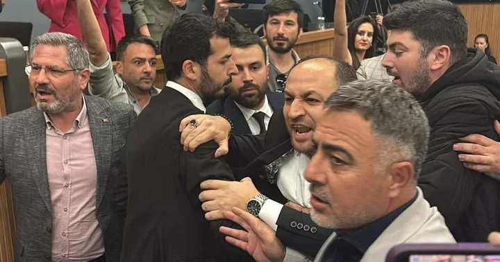 İzmir Büyükşehir Belediye Meclisi nde gerginlik! AK Parti li ve CHP li üyeler arasında arbede yaşandı
