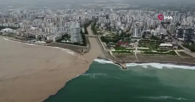Yaylalardaki sel Akdeniz’in rengini değiştirdi