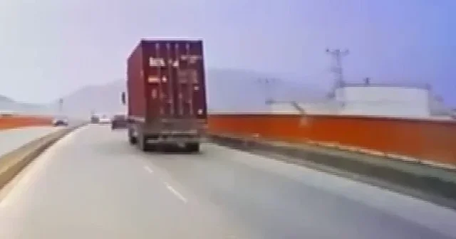 Şiddetli fırtınanın tırda taşınan konteyneri uçurduğu anlar kamerada VİDEO İZLE