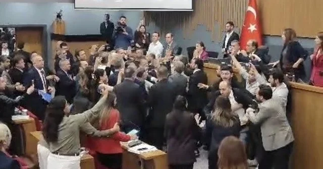 İzmir Büyükşehir Belediyesi Meclis Toplantısında arbede İzmir Haberleri