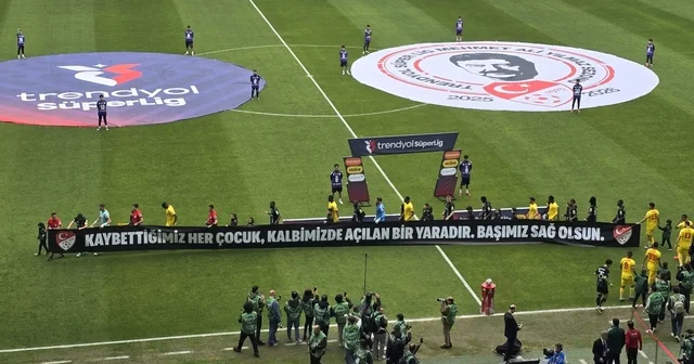 Kocaeli de tribünler sustu, çocuklar için yas tutuldu Okul saldırısında ölen çocuklar için tribünler 3 dakika sessizliğe gömüldü Kocaeli Haberleri