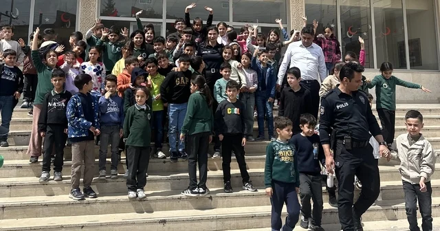 Nusaybin de polis ile öğrenciler arasında yürek ısıtan görüntü Mardin Haberleri