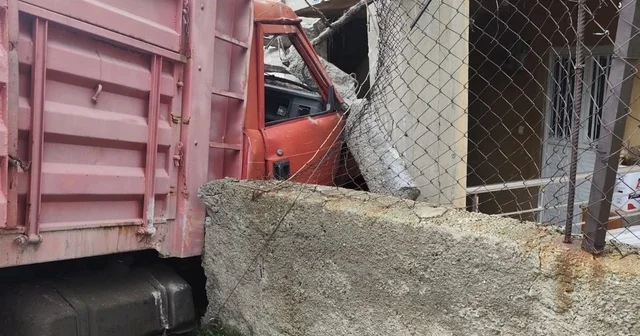 Yük kamyonu duvarı aşıp eve daldı Siirt Haberleri