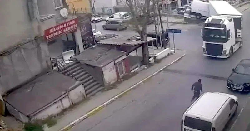 Şoförün çaresiz koşuşu kamerada: Kayıp giden tır minibüse çarptı