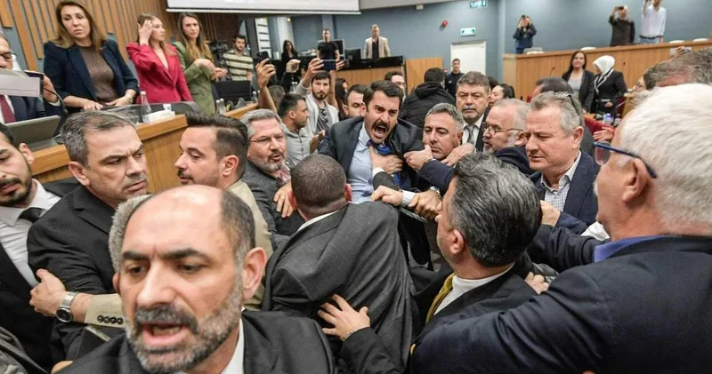 İzmir Meclisi nde arbede: AKP ve CHP li üyeler birbirine girdi