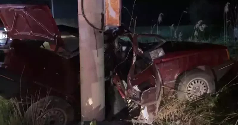 Beton direğe çarpan otomobilin sürücüsü öldü