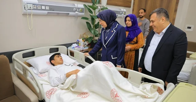 AK Parti Şanlıurfa Milletvekili Yazmacı, Şanlıurfa da okula saldırıda yaralanan öğrencileri ziyaret etti Şanlıurfa Haberleri