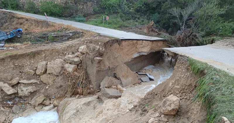 Mersin de sağanak nedeniyle yol çöktü