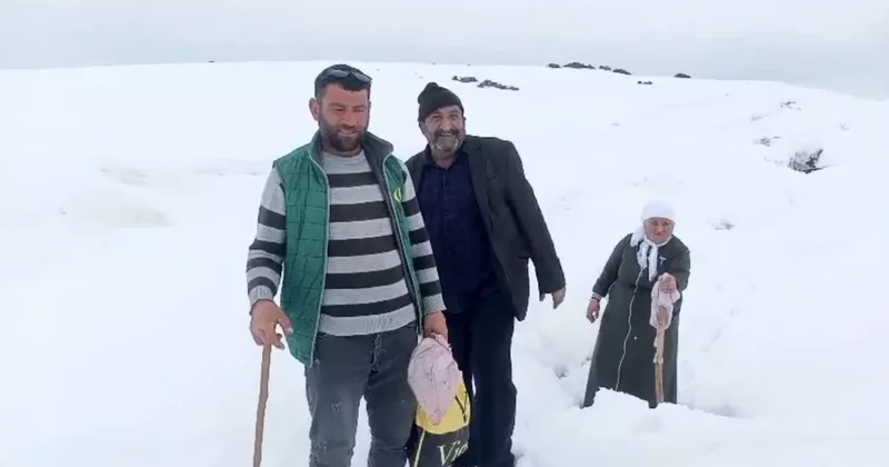 Ağrı’da Nisan karı köy yollarını kapattı