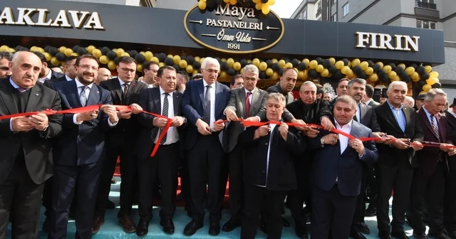 Sanatçi İsmail Türüt Erzurum da pastahane açılışına katıldı Erzurum Haberleri