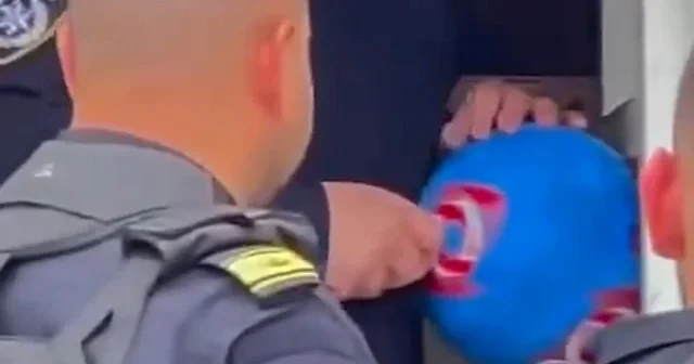 İsrail polisi Mescid i Aksa nın avlusunda Filistinli çocukların futbol toplarını çaldı ve patlattı VİDEO İZLE