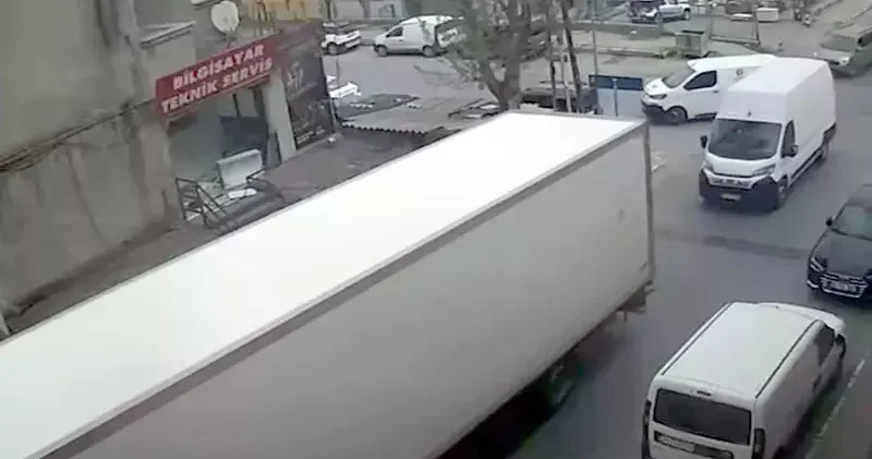Beylikdüzü nde şoförün el frenini çekmeyi unuttuğu TIR minibüse çarptı