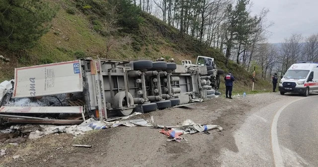 Freni boşalan TIR yamaca çarpıp, devrildi; sürücü yaralandı Bursa Haberleri
