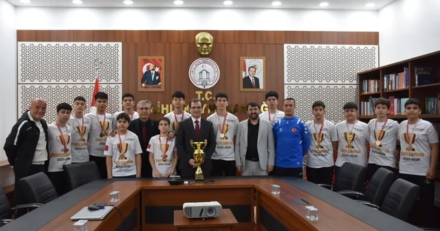 Şampiyonlar kazandıkları kupayı, Kaymakam Güldoğan a götürdü Manisa Haberleri