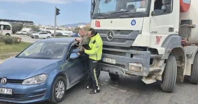 Kaza yapan aracın sürücüsünü polis camdan kurtardı Balıkesir Haberleri