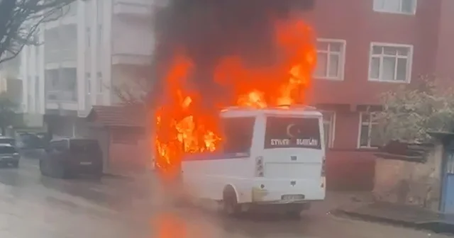 Park halindeki yolcu minibüsü alev topuna döndü Kırıkkale Haberleri