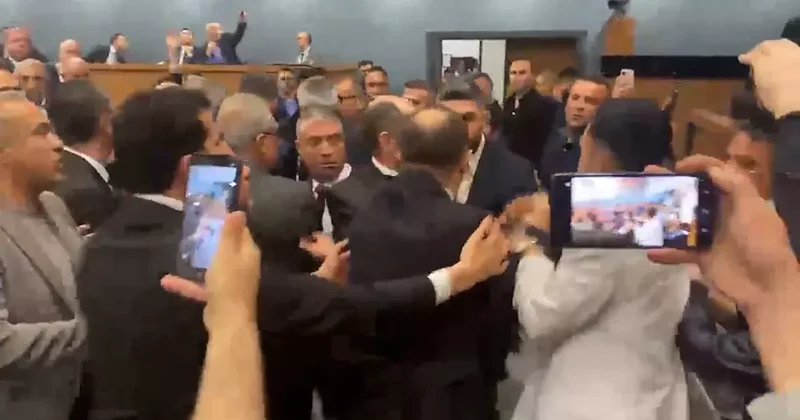 İzmir Belediye Meclisi karıştı! Yumruk ve küfürler havada uçuştu