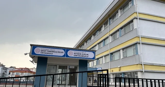 Ayser Çalık Ortaokulu nun tabelası, yeni binaya asıldı Kahramanmaraş Haberleri