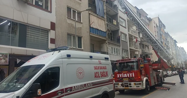 İtfaiyenin asansörlü merdivenine binmekten korkan genç, kırık ayağıyla merdivenlerden indi Aydın Haberleri