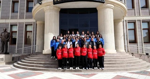 Söğüt Spor Voleybol Takımı nı makamında kabul etti Bilecik Haberleri