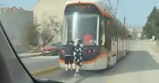 Tramvayın arkasına tutunan patenli çocukların tehlikeli yolculuğu Eskişehir Haberleri