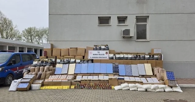 Bursa da kaçak tütün baskını: Depo ve araçlardan servet çıktı Bursa Haberleri