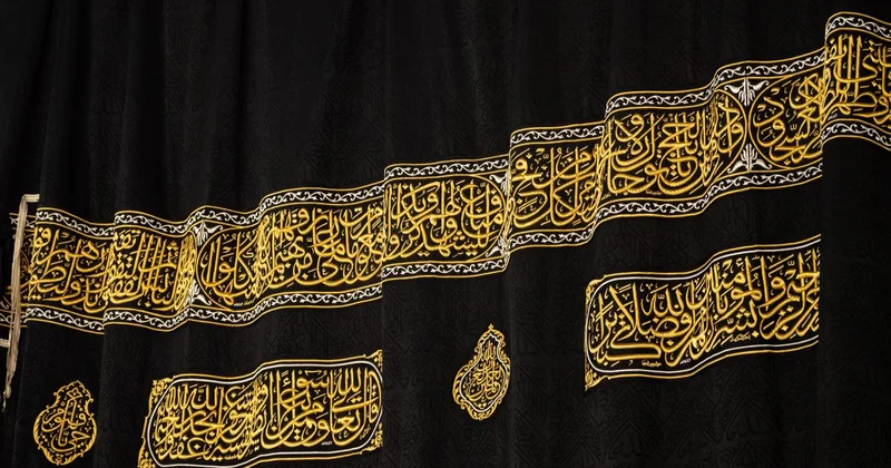 Kabe nin örtüsü, her yıl hac mevsiminde yapılan uygulama kapsamında 3 metre yukarı kaldırıldı