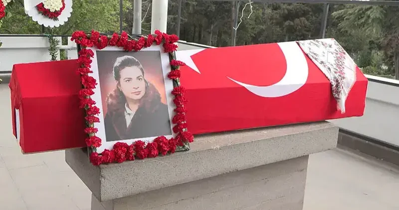 Tiyatro oyuncusu Feyha Çelenk son yolculuğuna uğurlandı