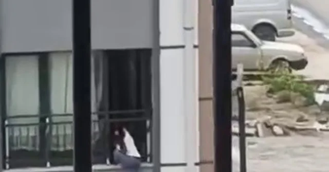 Camdan çıkarak korkulukta gezinen çocuk, yürekleri ağza getirdi Hatay Haberleri