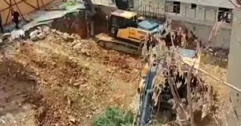 Üsküdar Belediyesi nin ruhsat verdiği inşaat alanında ağaçlar kesildi