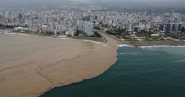 Yaylalardaki sel dereleri coşturdu, Akdeniz i kahverengiye bürüdü Mersin Haberleri