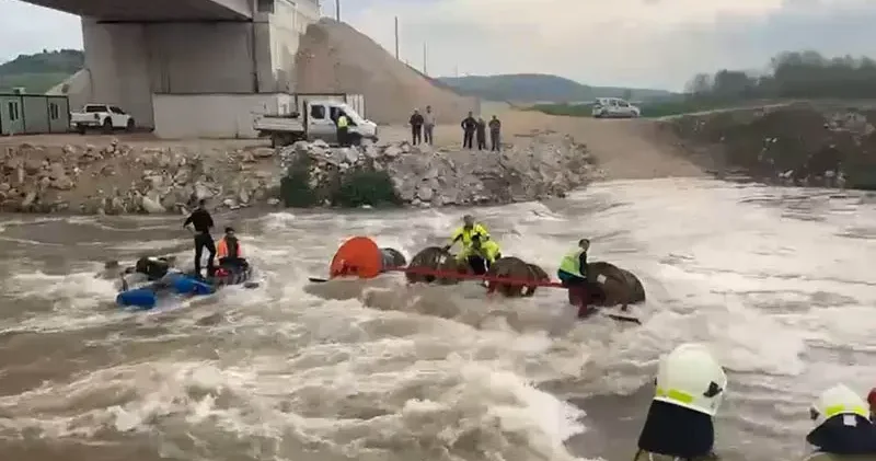 İşçilerini taşıyan traktör dereden geçerken devrildi: 10 işçi vinç yardımıyla kurtarıldı