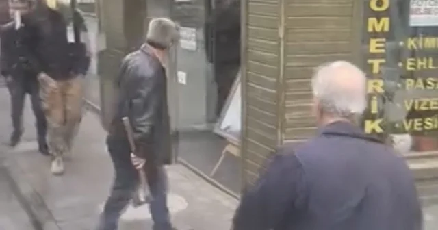 Bursa da trafikte baltalı dehşet Baltayla otobüs şoförünün üzerine yürüdü Bursa Haberleri