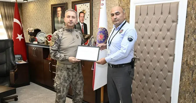 909 bin liralık dolandırıcılığı önleyen güvenlik görevlisine teşekkür belgesi