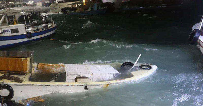 Hatay da fırtına: Tekneler battı, çatılar uçtu, ağaçlar devrildi