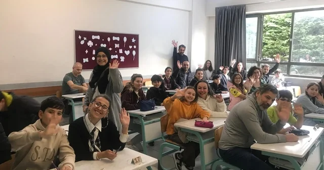 Bu okulda veliler çocuklarıyla sınava girdi... Sadettin Türkün Ortaokulu nda kaybedeni olmayan yarışma Bursa Haberleri