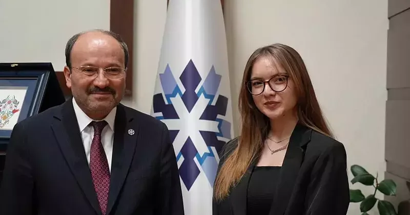 4 üncü sınıf öğrencisi Gizem, rektörün 11 saatini gözlemledi