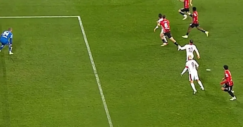 3 dakikalık VAR incelemesi! Galatasaray ın golü ofsayta takıldı